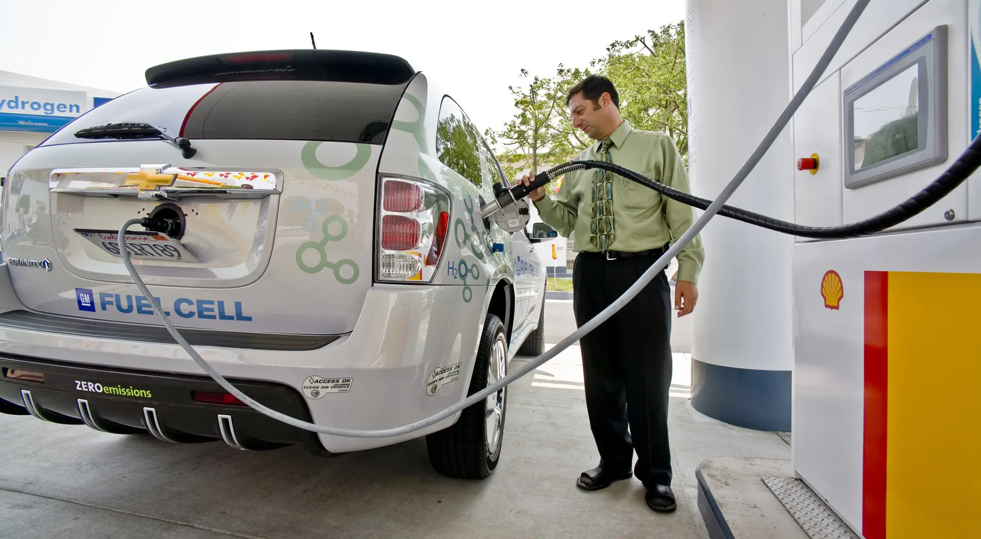 Auto Hydrogen Fuel Fill Up 2000x1100,jpg